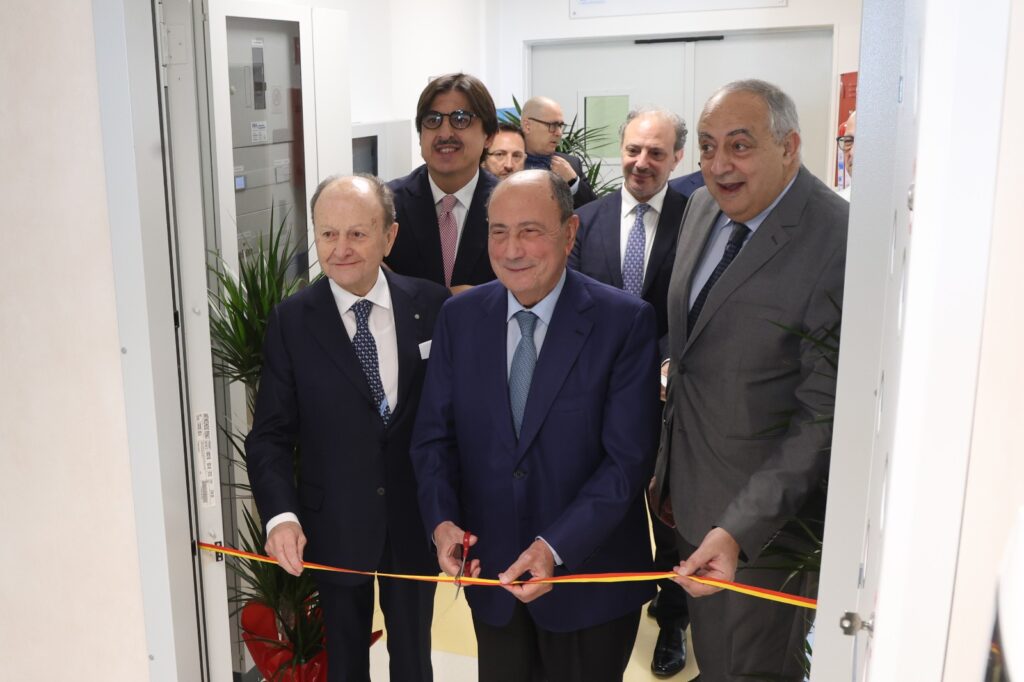 Da-sx-Massimo-Salardino-Ettore-Sansavini-Renato-Schifani-Roberto-Lagalla-1024x682 Maria Eleonora Hospital inaugura nuova sala ibrida interventi chirurgia cardiaca, vascolare e emodinamica interventistica ad elevata complessità.