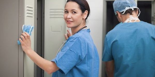 infermieri Salute, Nursing Up: tempi di vestizione e svestizione per i professionisti sanitari. L’assurdo paradosso di chi deve scegliere tra nutrirsi o lavorare. Una questione di igiene o di risparmio?